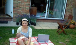 美女喂奶视频,美女哺乳画面传递母爱光辉